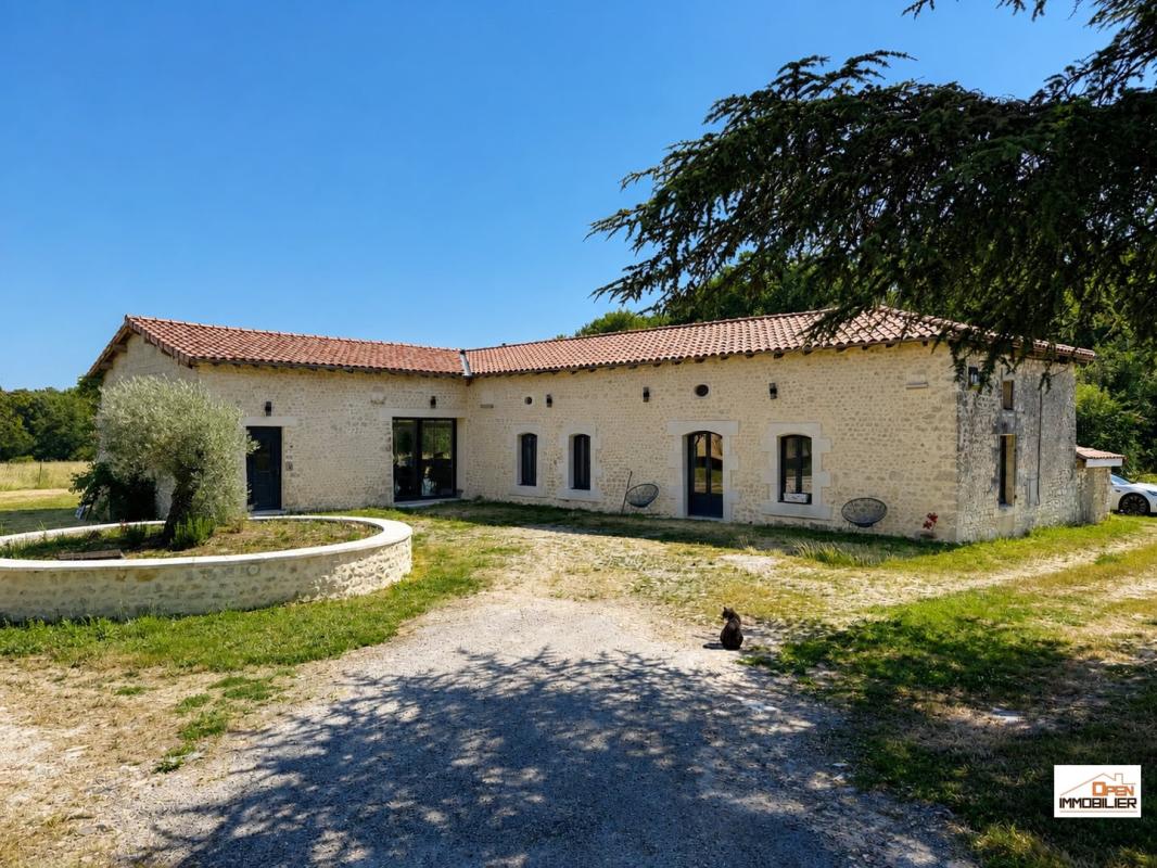 Ferme charentaise 233 m² rénover - Terrain 1.5 Hectare
