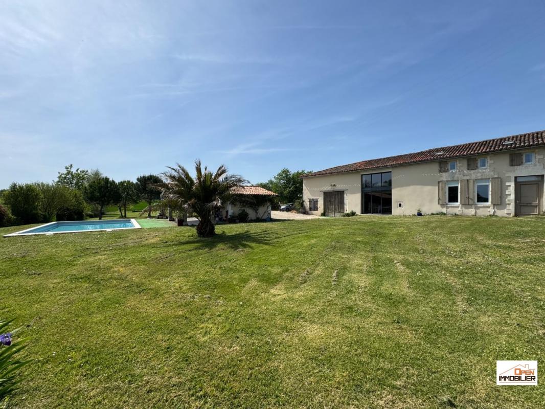 Élégante maison de caractère avec piscine et grand terrain arboré
