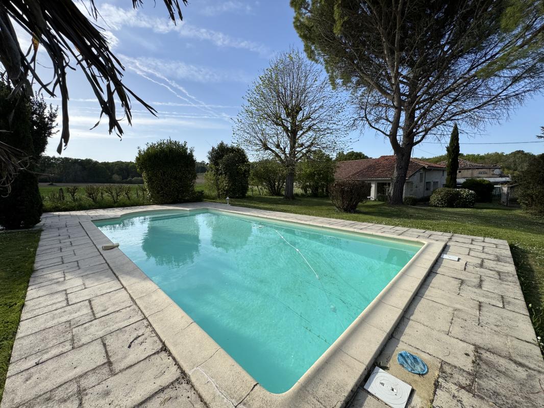 Ensemble immobilier de 111 m² - Hangar - Terrain 5 700 m²