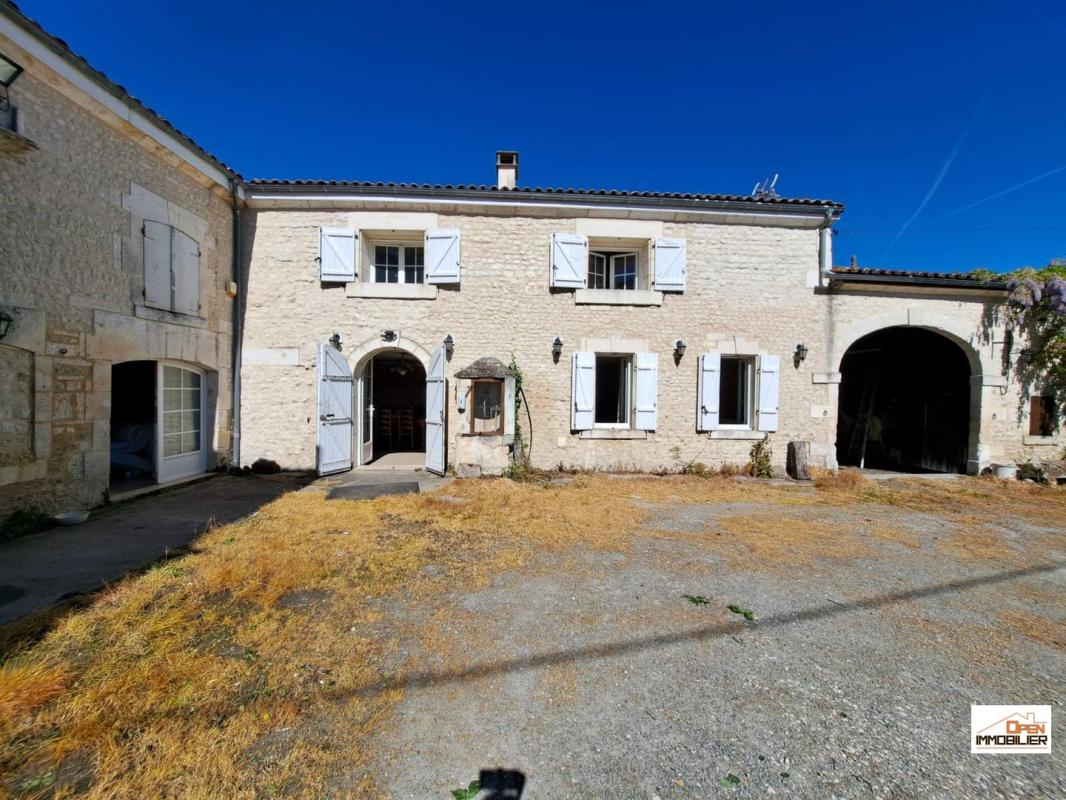 Maison Charentaise avec dépendances attenantes, puits et jardin - 209 m² - 7 pièces - 2426 m²