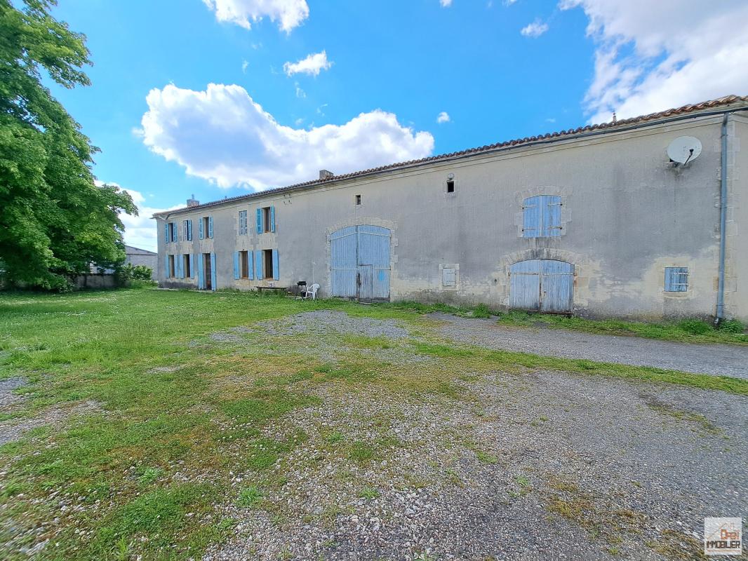 Maison Charentaise avec dépendances et jardin - 190 m² - 6 pièces m² -  m²