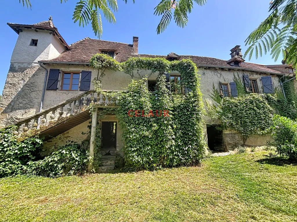 DEMEURE HISTORIQUE AVEC PIGEONNIER, DEPENDANCE ET PISCINE ET PARC ARBORE
