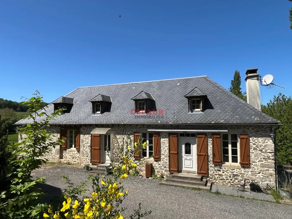 Maison de caractère en pierre avec grange et terrain