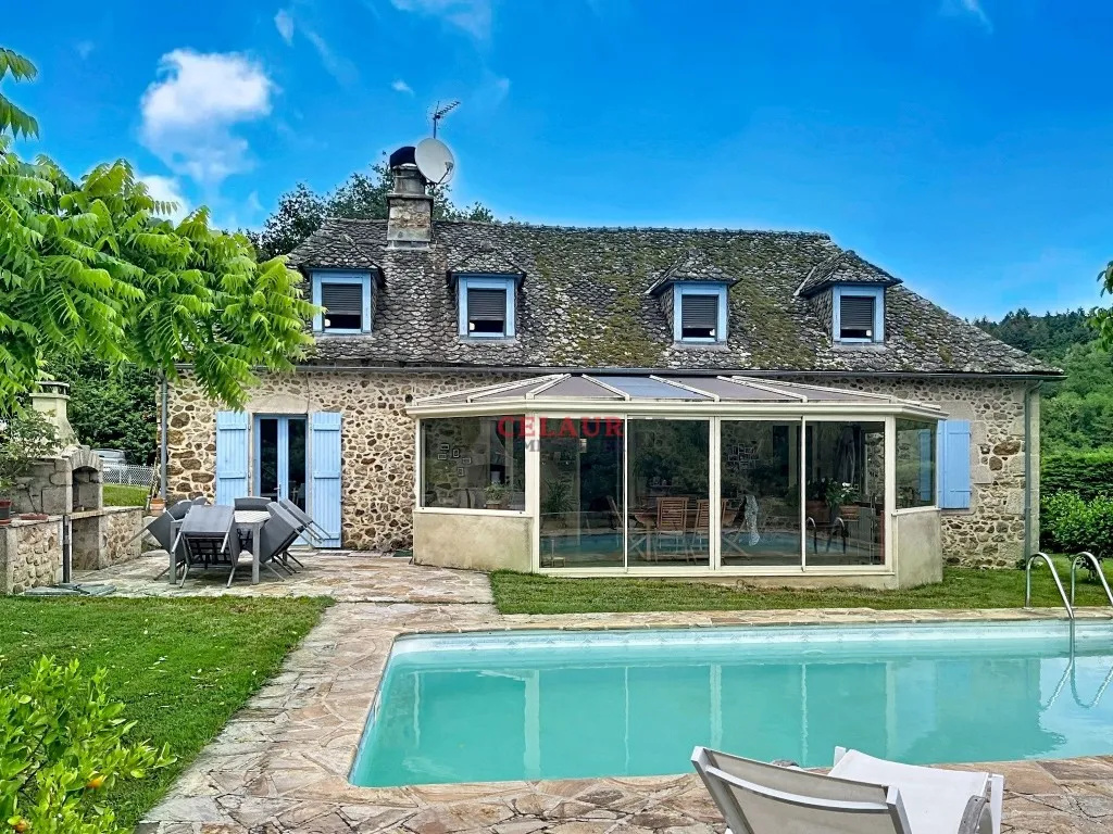 Charmante maison en pierre avec vue, piscine, four à pain, garage, terrain