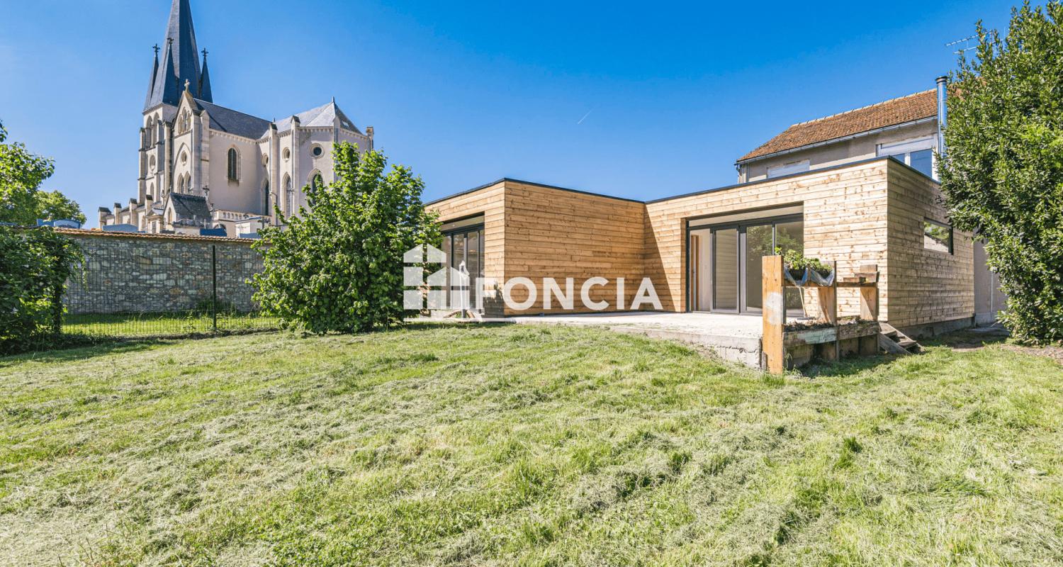 Maison familiale de 145 m² avec 4 chambres, grand jardin, terrasse et garage à Tours-sur-Marne