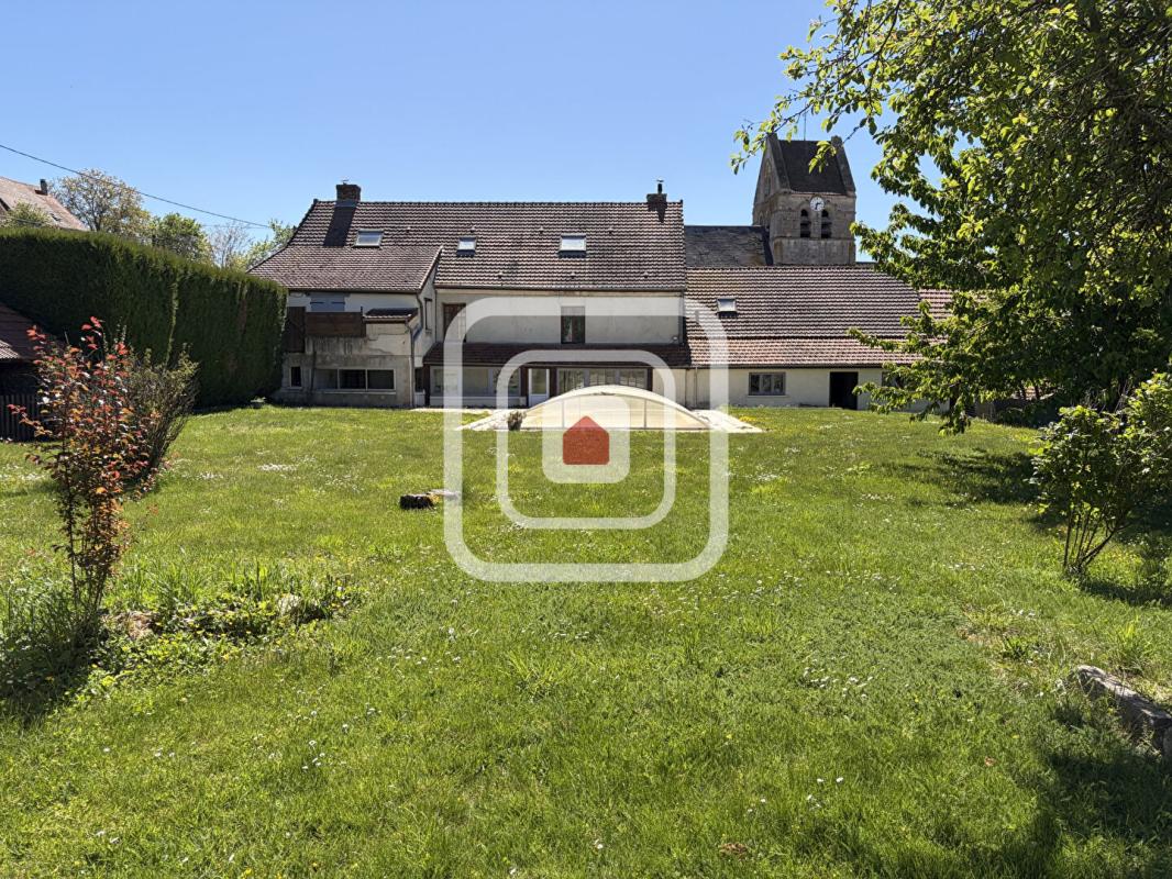 Ensemble immobilier de 278 m² avec jardin, piscine et dépendances