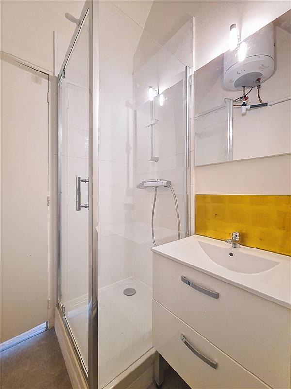 Appartement - 1er étage - 14,56 m2/ 23.62m² au sol - 1 pièce - Non meublé - Photo 3