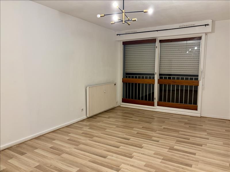 Appartement - 1er étage - 65,20 m2 - 3 pièces - Non meublé - Photo 2