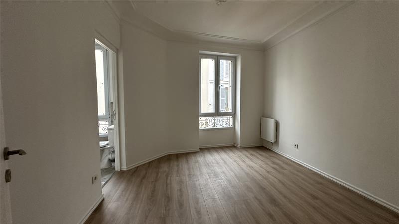 Appartement - 1er étage - 72 m2 - 4 pièces - Non meublé - Photo 2