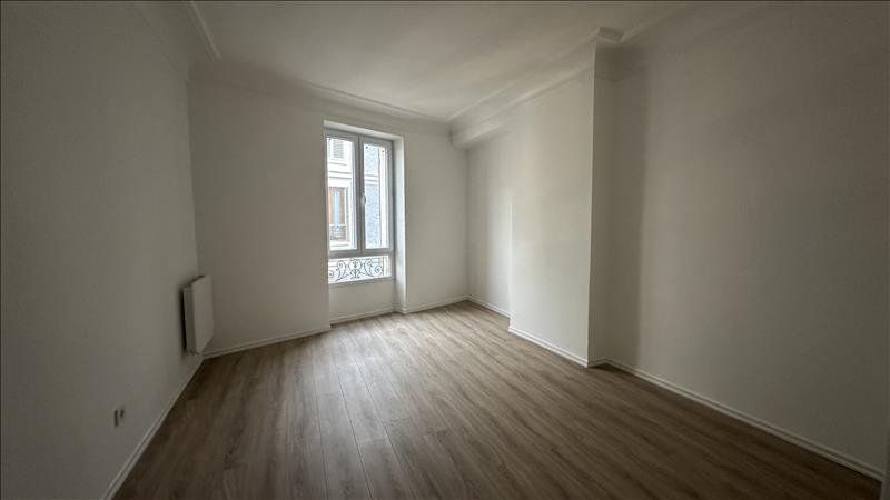 Appartement - 1er étage - 72 m2 - 4 pièces - Non meublé - Photo 4
