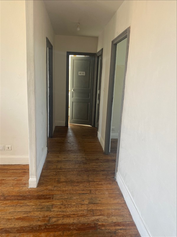 Appartement - 1er étage - 77 m2 - 4 pièces - Non meublé - Photo 5