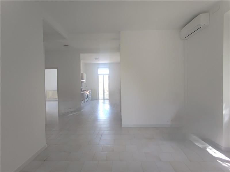 Appartement - 1er étage - 65 m2 - 3 pièces - Non meublé - Photo 2