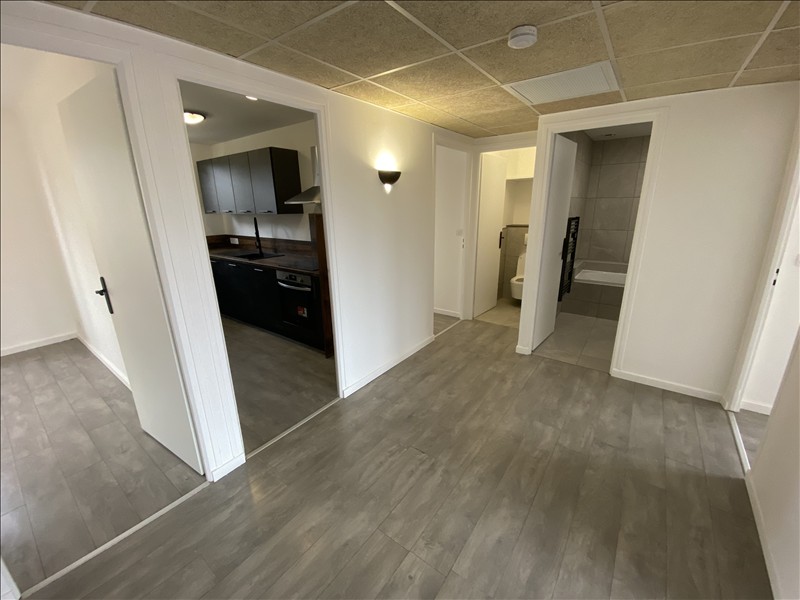 Appartement - 3ème étage - 74,31 m2 - 4 pièces - Non meublé - Photo 3
