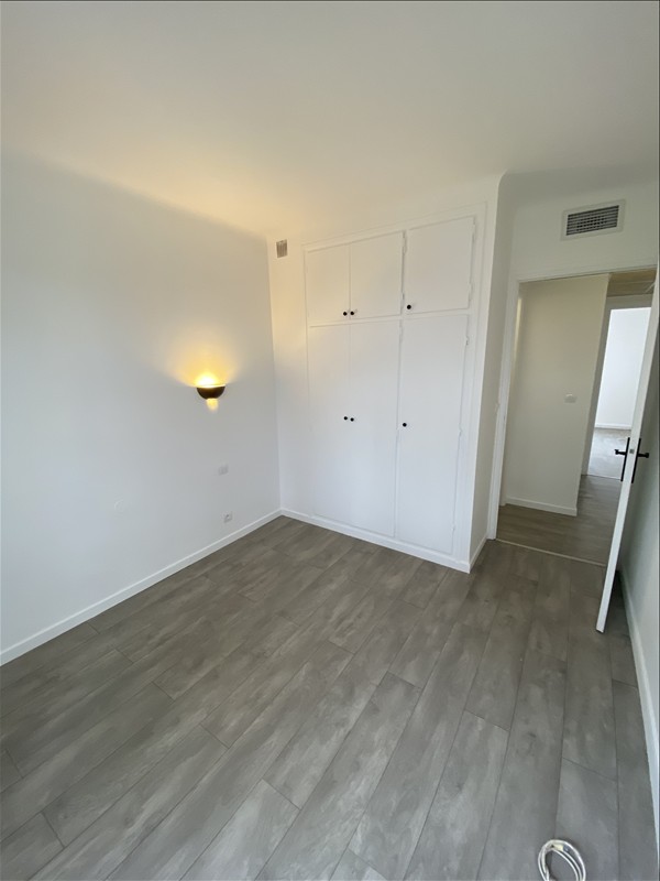 Appartement - 3ème étage - 74,31 m2 - 4 pièces - Non meublé - Photo 5