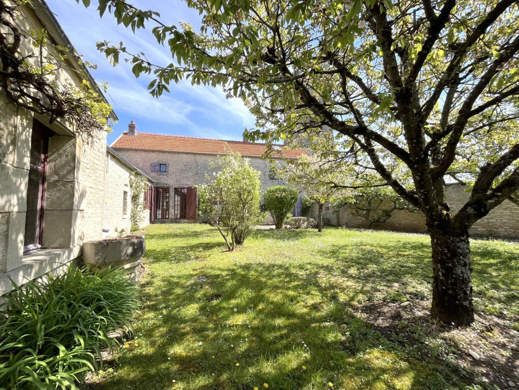 30mn Dijon Nord - Ancienne cure réhabilitée avec jardin et éléme