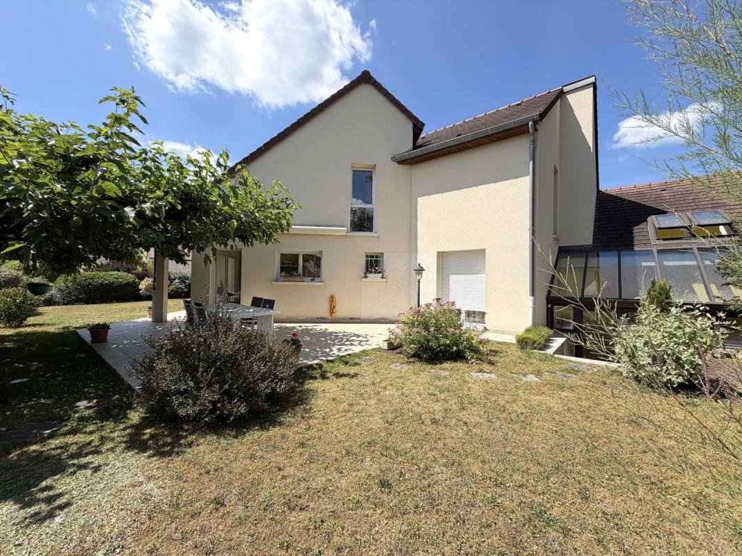 AHUY - belle maison d'architecte de type 6, avec terrain clos et