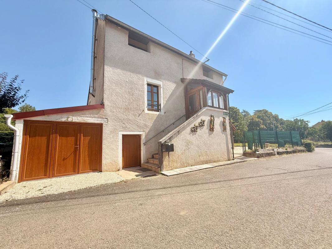Maison avec 3 chambres et 2 garages sur un terrain de 742m²