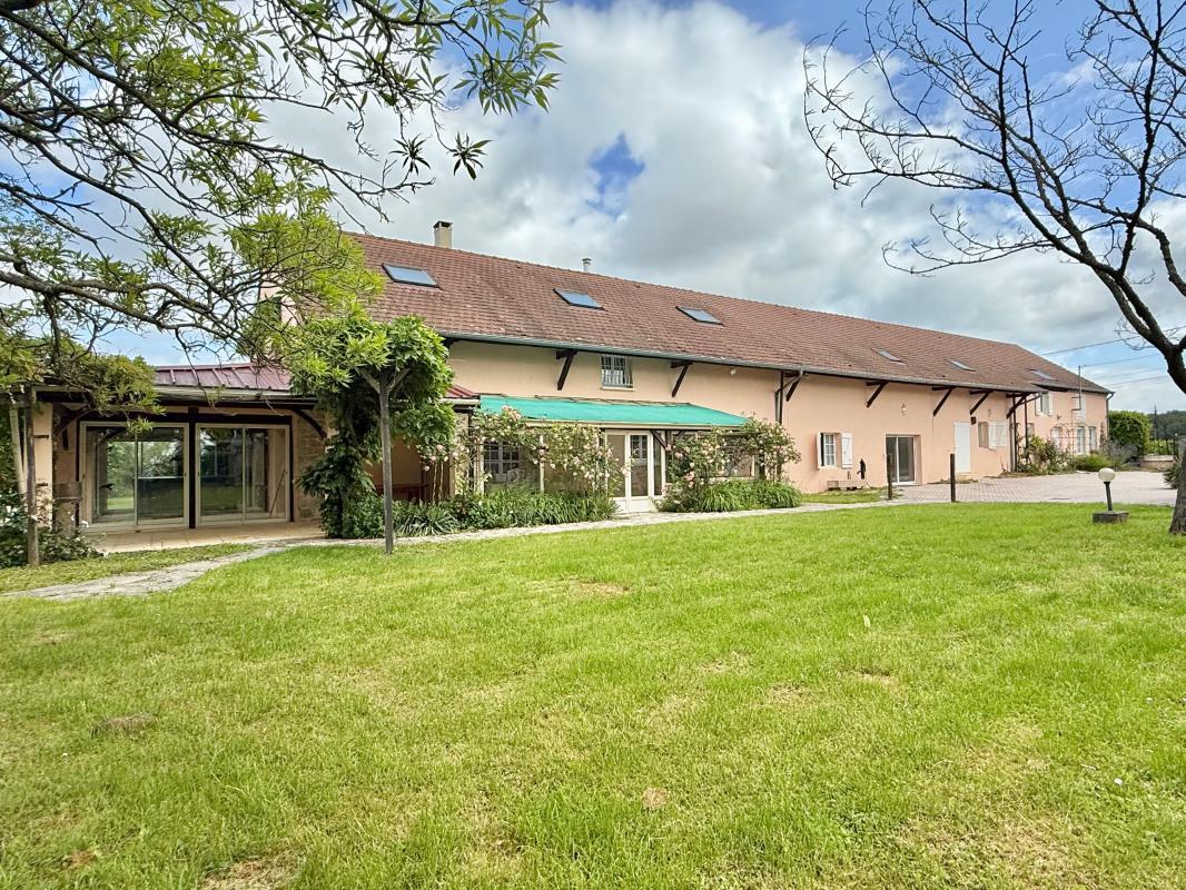 LONGERE DE CARACTERE de 500m² , 5000m² de terrain