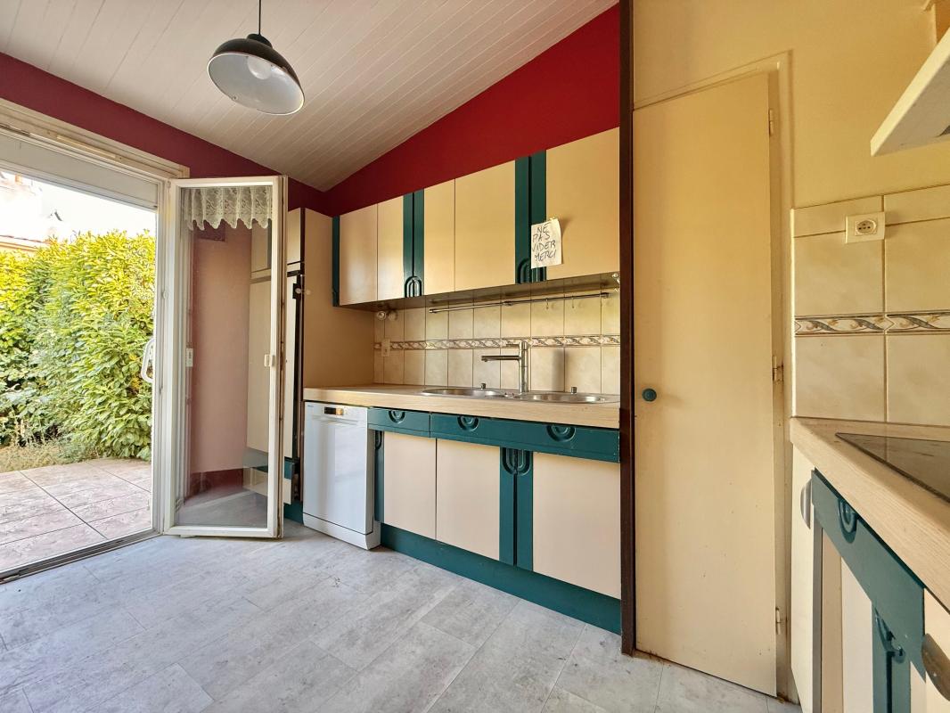 Maison à rénover avec garage et de nombreux stockage