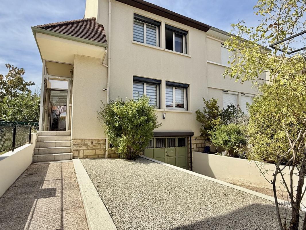 Maison Marsannay-la-Côte sur une grande parcelle de terrain, 4 chambres, véranda, 2 places de stationnements privatives, sous-sol complet