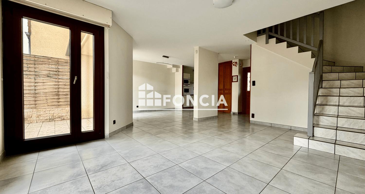 Saint-Apollinaire, très agréable et spacieuse appartement-maison jumelée sur 3 niveaux avec terrasse et jardinet