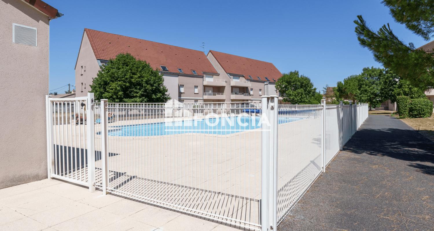 Au calme de la campagne et à proximité de la ville, dans une copropriété récente avec piscine, un très agréable T3 lumineux avec parking privatif
