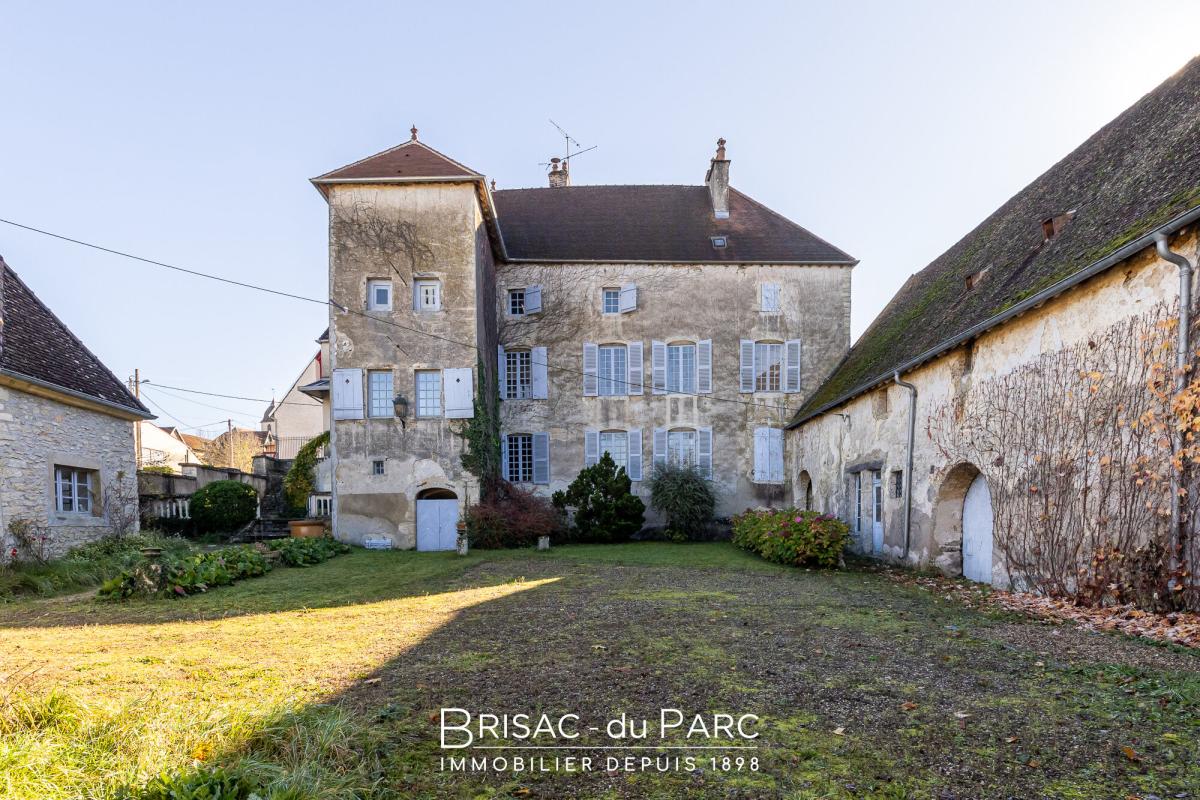 HAUTE SAÔNE, à 10 min. de GRAY - Belle propriété XVIIIème avec dépendances sur 1,2ha environ, à rénover