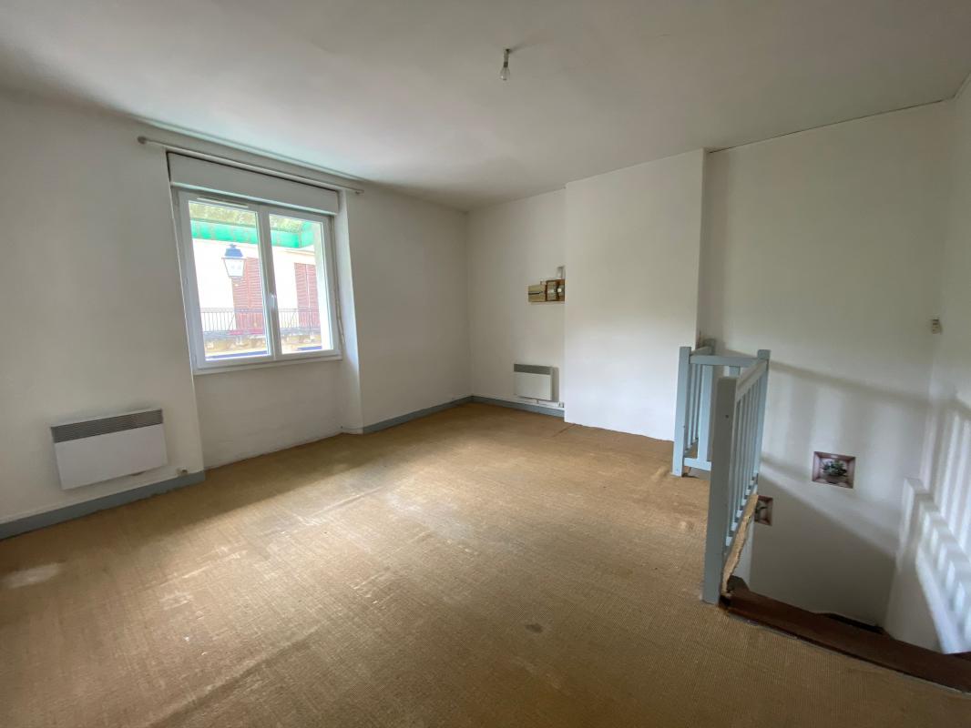 Immeuble avec local commercial loué et appartement