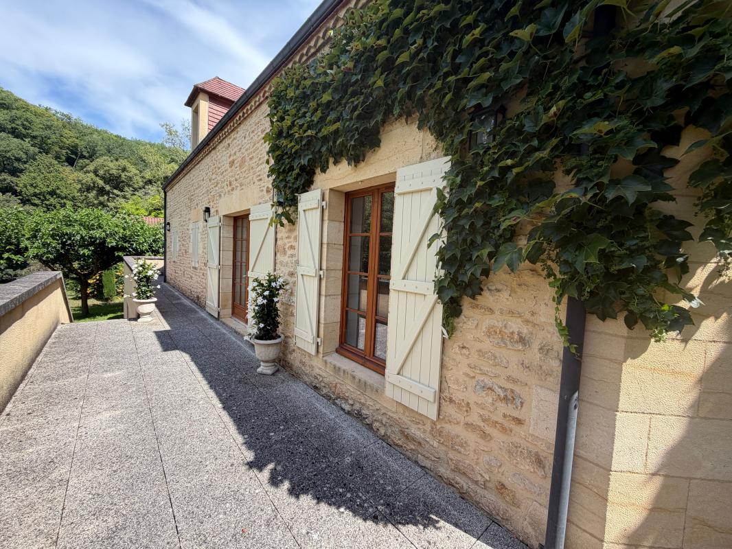 Maison de charme entièrement rénovée avec garage et jardin au cœur de La Roque-Gageac