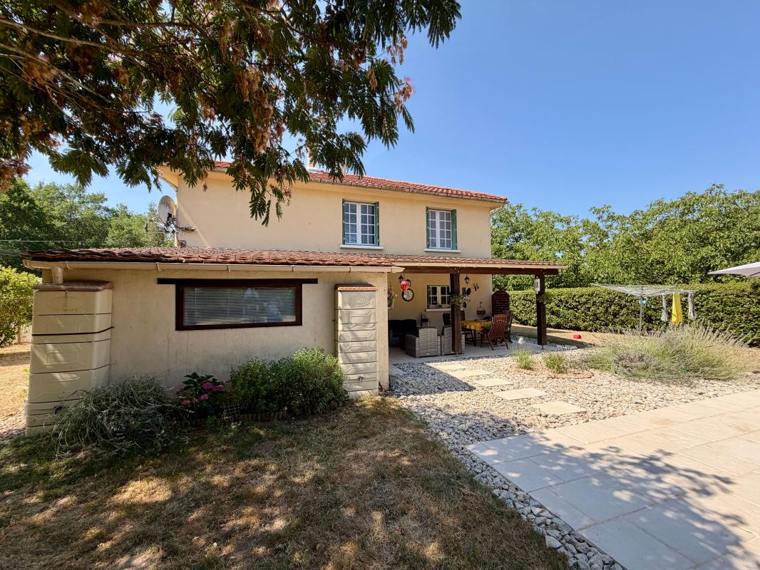 Maison à proximité du centre de Trémolat avec piscine hors sol