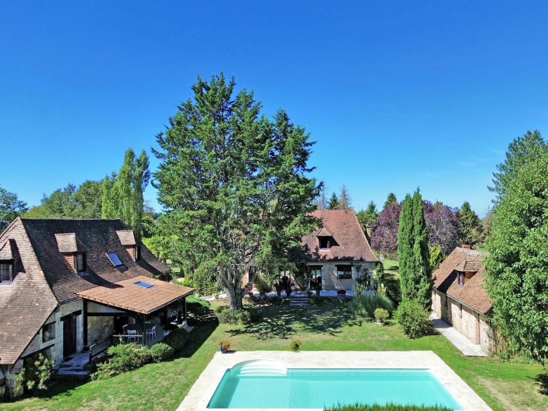 Trois maisons en pierre, piscine et étang