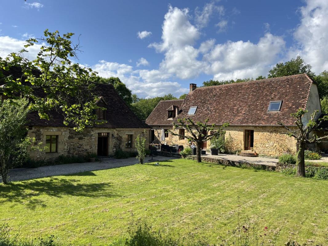Corps de ferme isolé sur 15 hectares – maison, grange et maison d’amis