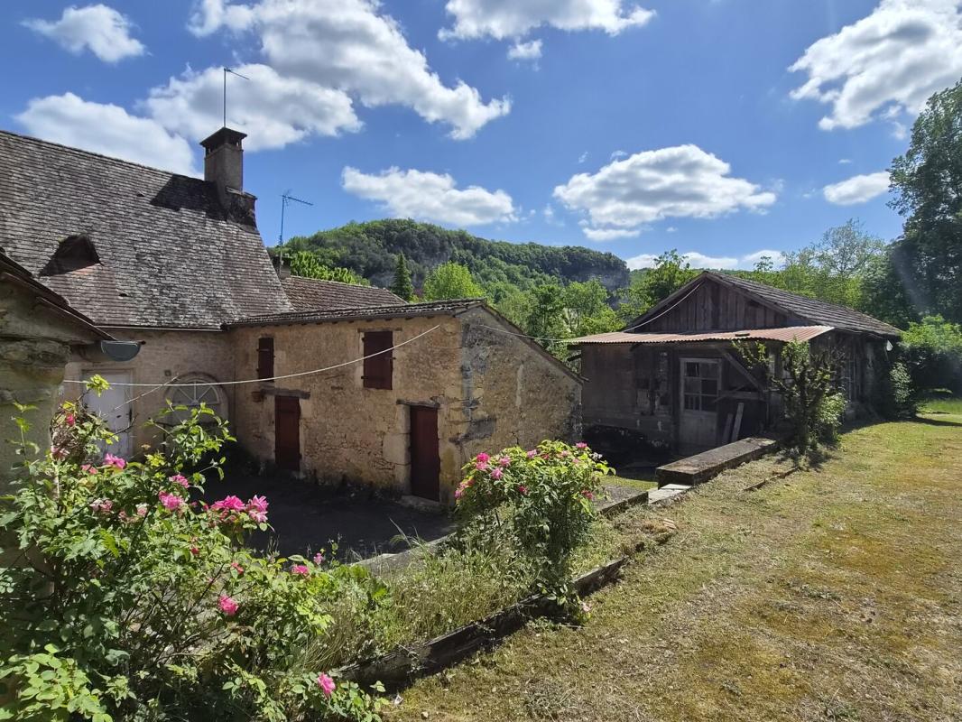 Exclusivité Label Pierres - Maison ancienne à restaurer sur 3900m² de jardin avec dépendances et accès à la rivière