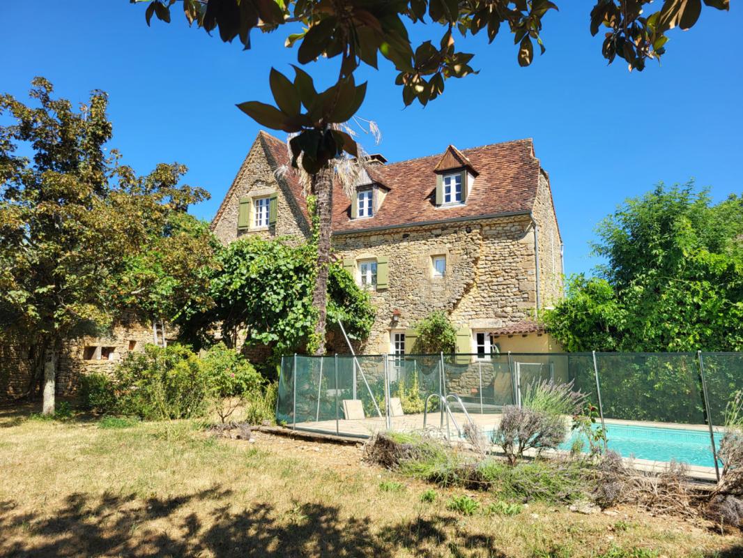Vallée de la Dordogne, maison de hameau XVIIIème de 186m² avec 3 chambres et piscine