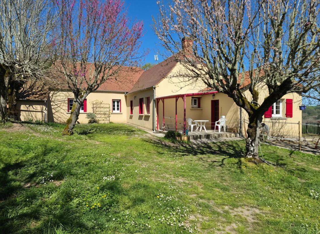 Sur les hauteurs en Périgord Noir, située au calme d'une impasse mais non isolée, maison avec petit gîte attenant. Terrain aménagé pour chevaux d'environ 2 hectares de bois et prés, attenants et non attenants