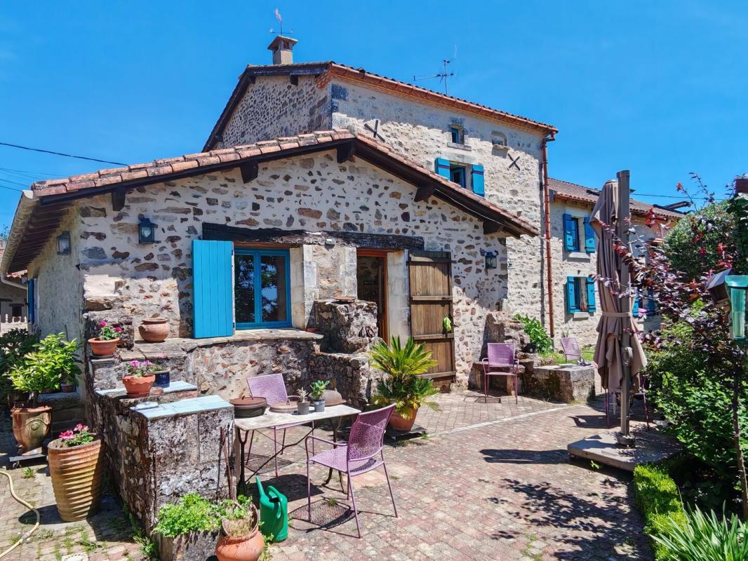 Grands volumes pour cette maison périgourdine sur 1 hectare de terrain