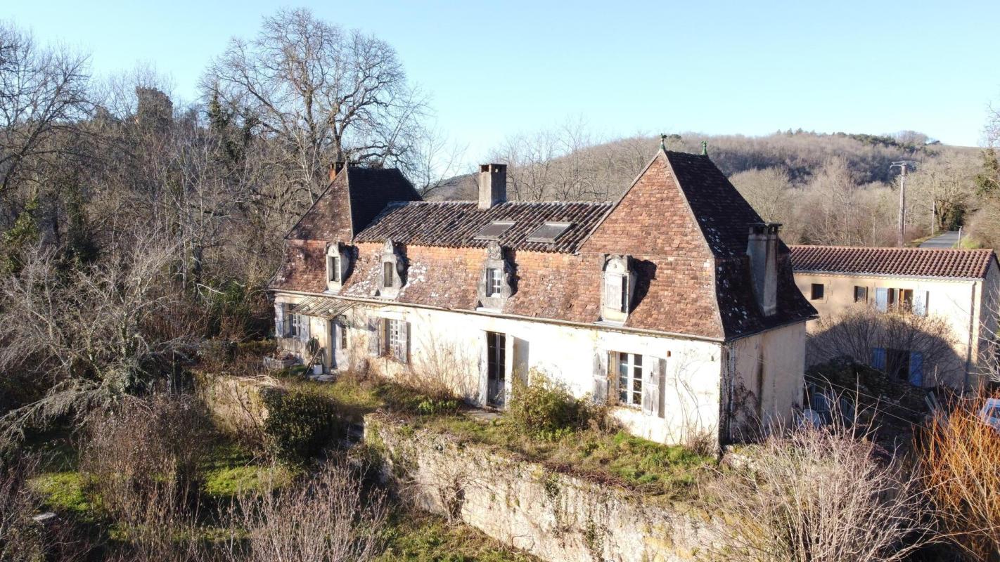 Rare propriété comprenant une belle chartreuse du 18ème siècle et un moulin à restaurer, ainsi qu'une grange déjà aménagée en 2 appartements !