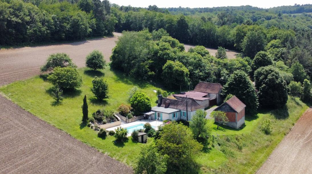 En Périgord Noir, très belle situation pour cette ancienne fermette comprenant maison avec piscine et dépendances sans voisin proche, sur hauteurs, au calme avec jolie vue