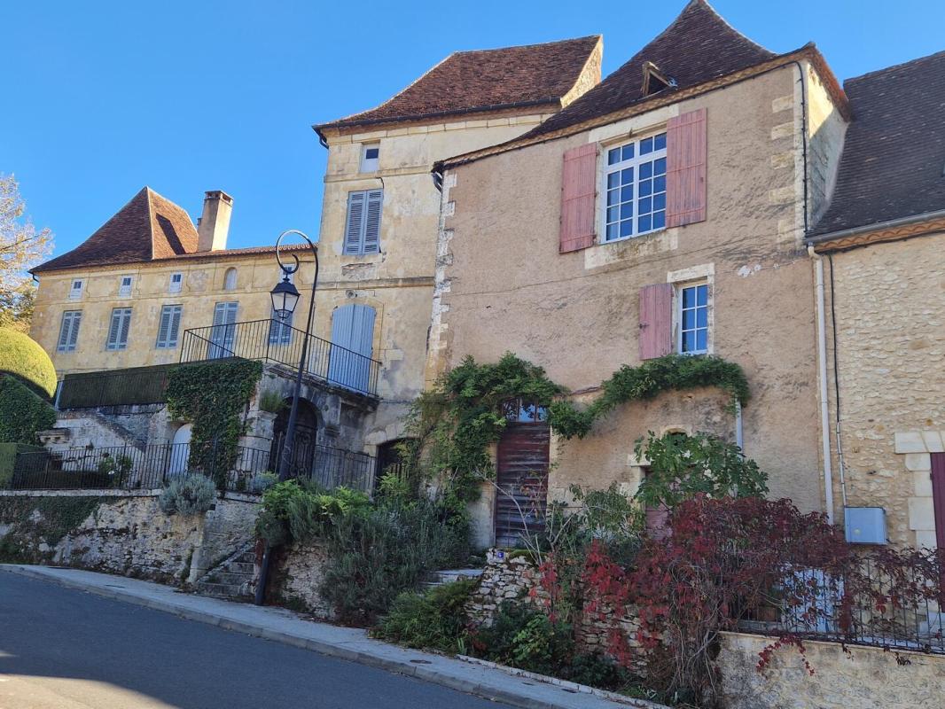 Maison de caractère au coeur du Bugue avec grand jardin. Authenticité et charme assuré !