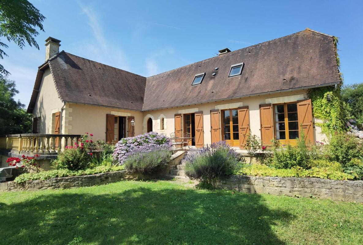 Excideuil - Sans voisin, maison de 215m² avec jardin bucolique