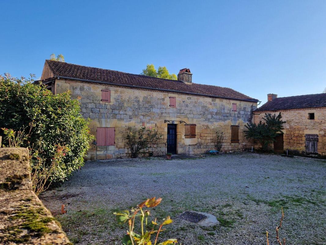 Ensemble immobilier à restaurer dans un charmant village de la vallée de la Vézère