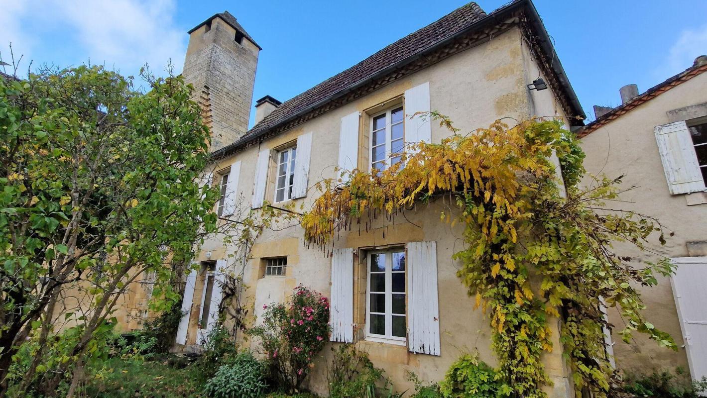 LES EYZIES - ancien presbytère à restaurer offrant environ 128m² habitables, dépendances et jardin