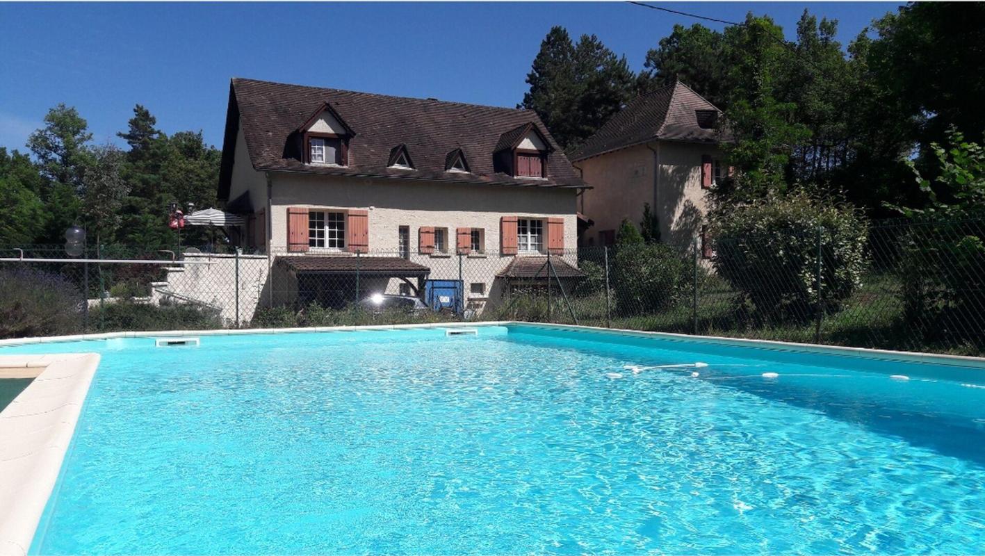 2 maisons périgourdines avec piscine sur 9000m² de terrain boisé