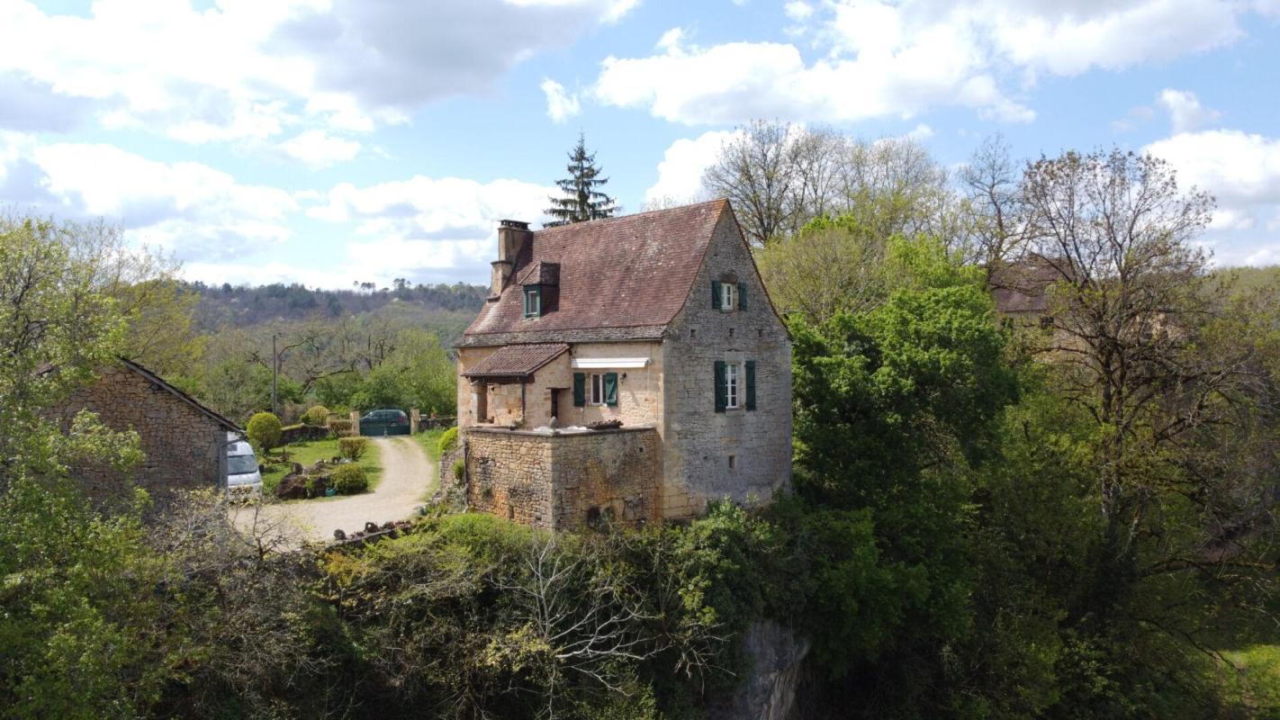 Maison en pierres du 17ème siècle au-dessus de la Vézère et dépendance