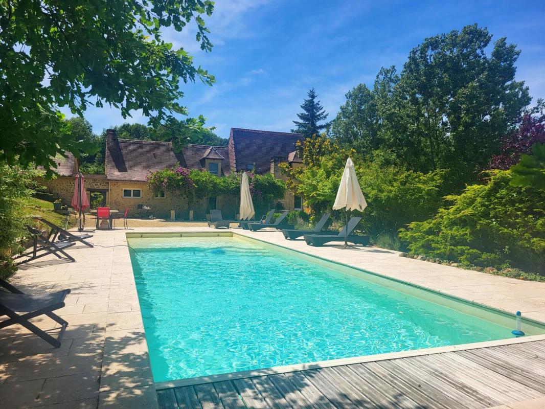 LES EYZIES - Propriété de charme offrant 240m² habitables et piscine au calme sur 1 hectare