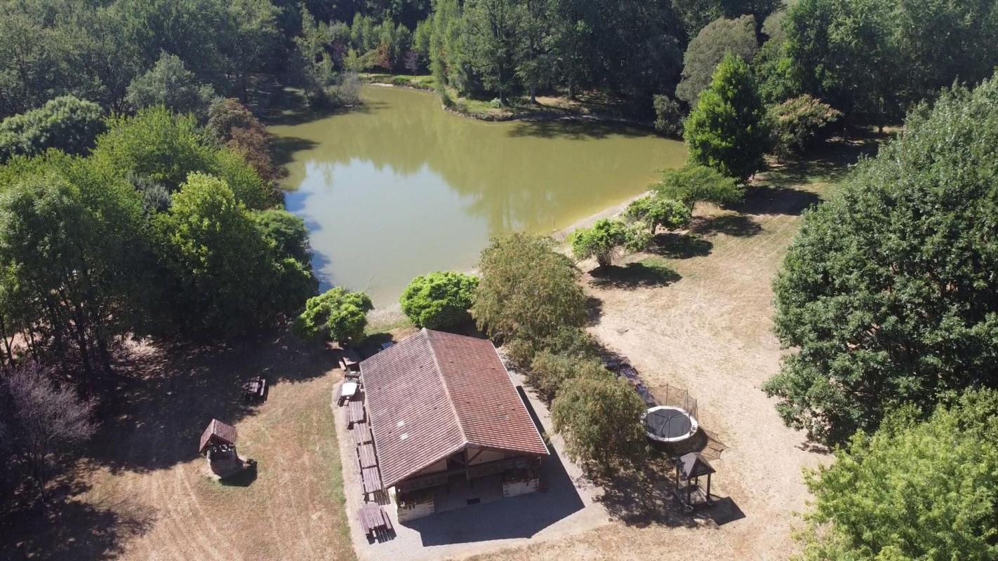 Camping à réhabiliter en milieu boisé, avec maison sur 12 hectares