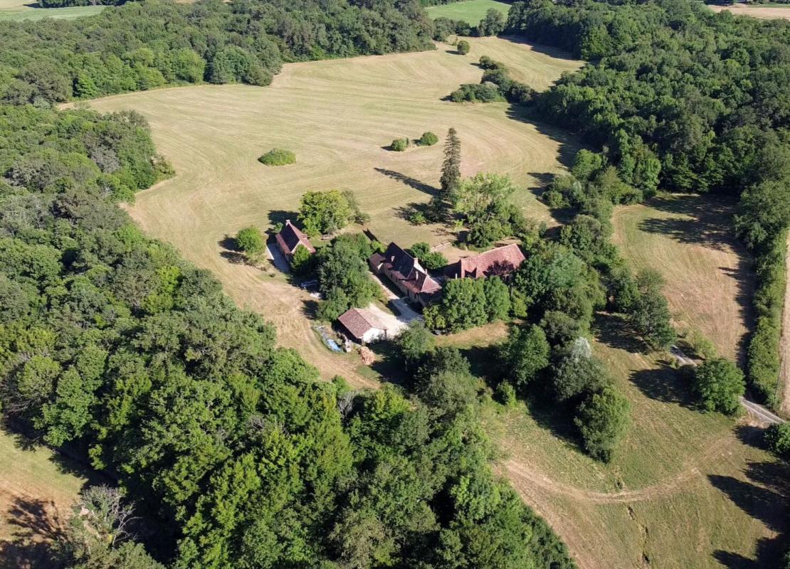 Corps de ferme isolé sur 15 hectares – maison, grange et maison d’amis