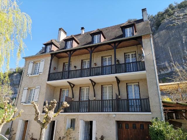 Ancien hôtel de 14 chambres dans un village touristique du Périgord Noir avec appartement privé