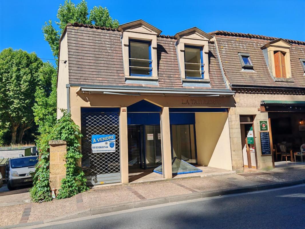 Périgord Noir, immeuble à vendre dans un bourg très touristique