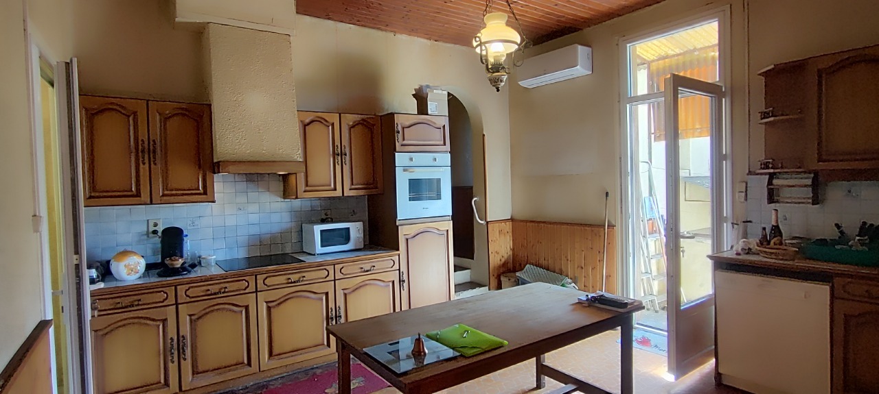 LALINDE ! Maison sur 2 niveaux à rénover const de l'année 1960 e
